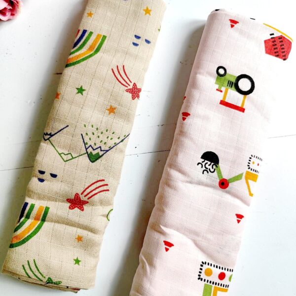 Pack of 2 Colored Muslin Towels – Random Colors & Prints (100*100 cm)